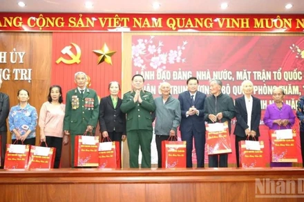 Đại tướng Nguyễn Trọng Nghĩa trao quà Tết cho người có công tiêu biểu, gia đình chính sách.