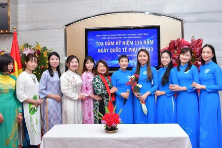 Đông đảo chị em phụ nữ đang sinh sống, học tập và làm việc tại khu vực Kansai đến tham dự tọa đàm.