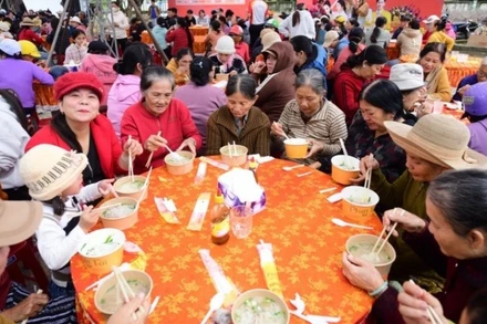 Người dân xã Hòa Thịnh thưởng thức những tô phở yêu thương thơm ngon (Nguồn: Báo Tuổi Trẻ)