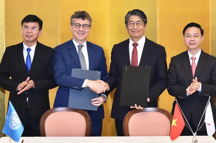 Trưởng đại diện UNESCO tại Việt Nam Jonathan Wallace Baker và Đại sứ Nhật Bản tại Việt Nam Ito Naoki cùng các đại biểu tại Lễ ký kết thỏa thuận triển khai dự án.