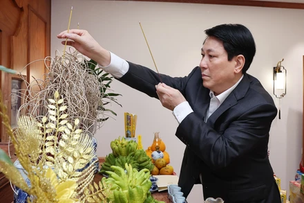 Chủ tịch nước Lương Cường dâng hương tưởng nhớ Tổng Bí thư, Chủ tịch nước Nguyễn Phú Trọng. (Ảnh: Lâm Khánh/ TTXVN)