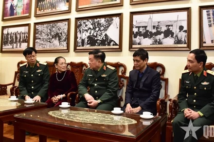 Đại tướng Nguyễn Trọng Nghĩa và đoàn công tác thăm, chúc Tết đại diện gia đình nguyên Tổng Bí thư Lê Khả Phiêu. (Ảnh: QĐND)