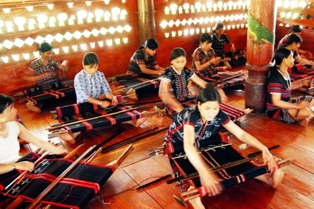 Dệt zèng, một sản phẩm du lịch đặc trưng của đồng bào A Lưới, giúp bà con giảm nghèo.