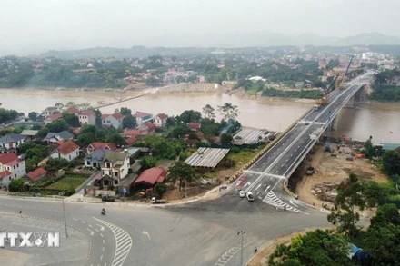Đường dẫn lên cầu Phong Châu phía xã Lâm Thao, tỉnh Phú Thọ. (Ảnh: Đào An/TTXVN)