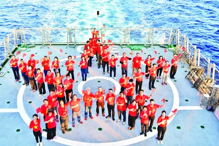 Đoàn kiều bào thăm quân và dân huyện đảo Trường Sa và Nhà giàn DK1, trên “Chuyến tàu Đại đoàn kết”. (Ảnh TTXVN phát)