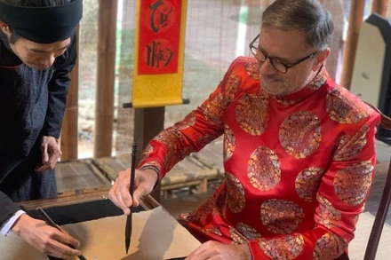 Đại sứ Pháp trải nghiệm văn hóa Việt