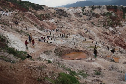 Công nhân khai thác mỏ đang làm việc tại Rubaya, một thị trấn khai thác mỏ ở phía đông Cộng hòa Dân chủ Congo, ảnh chụp ngày 13/2/2025. (Ảnh: Xinhua)