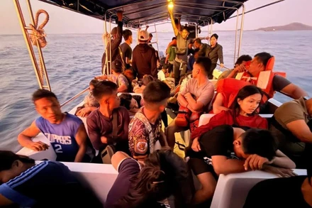 Những hành khách được giải cứu sau vụ chìm phà ngoài khơi tỉnh Basilan, Philippines. (Ảnh: THX/TTXVN)