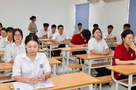 Thí sinh trước giờ làm bài thi môn Ngữ văn tại điểm thi Trường THPT Hai Bà Trưng (tỉnh Vĩnh Phúc). (Ảnh: NGUYÊN KHÔI)