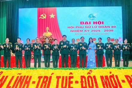 Các đại biểu chụp ảnh lưu niệm tại Đại hội Hội phụ nữ Lữ đoàn 80 nhiệm kỳ 2025-2030.