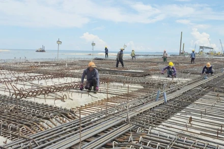 Khẩn trương thi công hạng mục bến cảng số 1 tại dự án Khu bến cảng Mỹ Thủy ở phía nam tỉnh Quảng Trị.