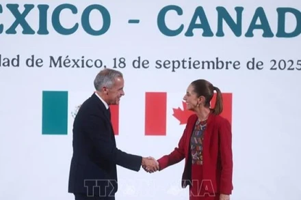 Tổng thống Mexico Claudia Sheinbaum (phải) trong cuộc gặp Thủ tướng Canada Mark Carney đang ở thăm Mexico, ngày 18/9/2025. (Ảnh: THX/TTXVN)