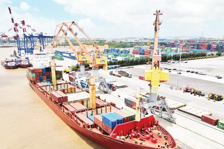 Bốc xếp hàng hóa tại cảng Hải Phòng. (Ảnh: TRẤN QUỐC)