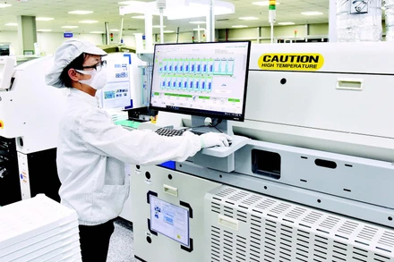 Dây chuyền sản xuất linh kiện điện tử của Công ty TNHH Bumjin Electronics Vina (100% vốn đầu tư của Hàn Quốc) (Quảng Ninh). (Ảnh: TRẦN HẢI)