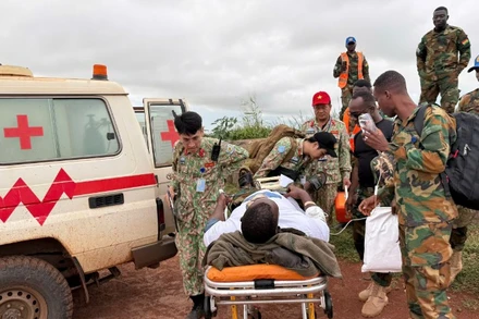 Các bác sĩ Bệnh viện dã chiến cấp 2 số 6 cấp cứu kịp thời ca bệnh nguy kịch tại Nam Sudan. 