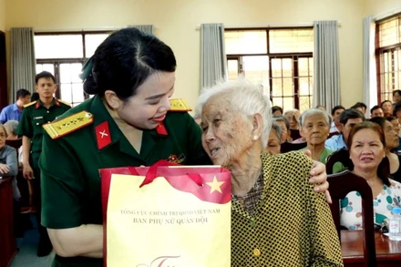Đại tá Nguyễn Thị Thu Hiền - Trưởng ban Phụ nữ Quân đội tặng quà Mẹ Việt Nam Anh hùng Võ Thị Hường, xã Tam Ngãi, tỉnh Vĩnh Long.