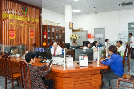 Khách hàng giao dịch tại Quỹ tín dụng nhân dân Tân Phúc (tỉnh Hưng Yên).