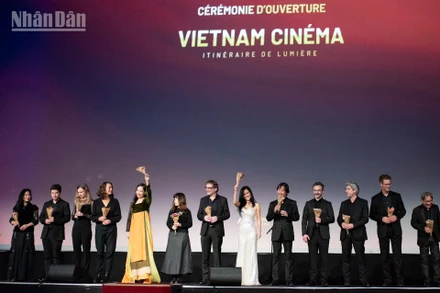 Các nghệ sĩ biểu diễn tại Tuần lễ “Điện ảnh Việt Nam - Hành trình Ánh sáng”. 