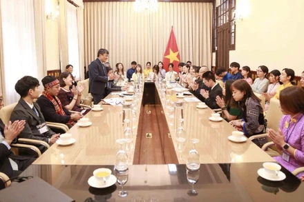 Các tình nguyện viên JICA tới chào xã giao Thứ trưởng Ngoại giao Nguyễn Minh Vũ. (Ảnh: TRUNG HIẾU)