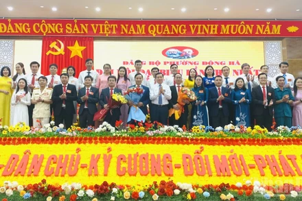 Ủy viên dự khuyết Trung ương Đảng, Phó Bí thư Thường trực Tỉnh ủy Quảng Trị Nguyễn Long Hải tặng hoa chúc mừng Ban Chấp hành Đảng bộ phường Đông Hà, nhiệm kỳ 2025-2030.