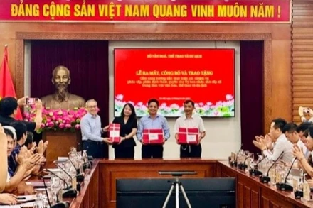 Đại diện Bộ Văn hóa, Thể thao và Du lịch trao tặng cẩm nang cho đại diện các địa phương.