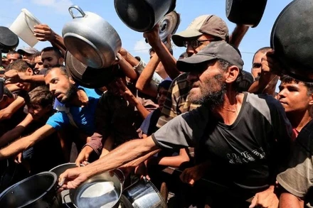 Người dân chờ nhận lương thực viện trợ ở thành phố Khan Younis, miền nam Gaza.