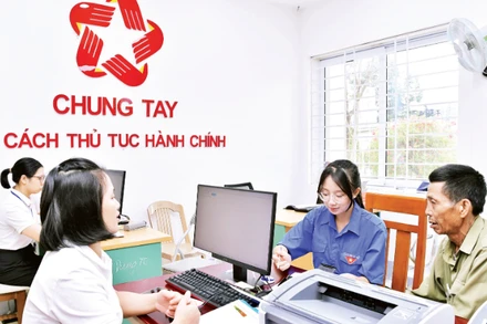 Đoàn viên, thanh niên tình nguyện các địa phương hỗ trợ người dân tại Trung tâm Phục vụ hành chính công xã Bát Xát (Lào Cai).