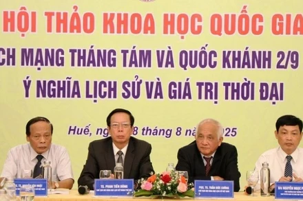 Lãnh đạo thành phố Huế cùng các nhà khoa học chủ trì tại Hội thảo.