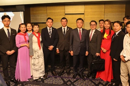 Phó Thủ tướng Lê Thành Long chụp ảnh cùng bà con kiều bào ở vùng Kansai, Nhật Bản. 