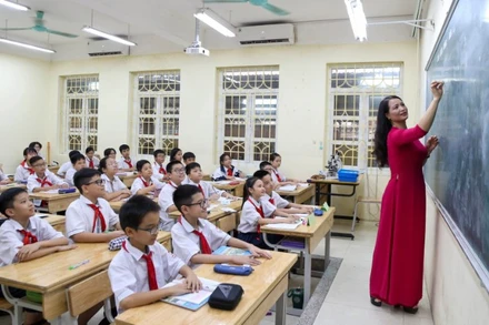 Giờ học môn Toán của cô giáo và học sinh Trường trung học cơ sở Thăng Long. (Ảnh: THẾ ĐẠI)