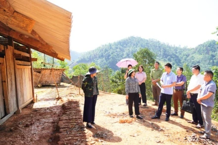 Lãnh đạo tỉnh Bắc Kạn kiểm tra, chỉ đạo công tác xóa nhà tạm, nhà dột nát tại thôn Khuổi Nộc, xã Lương Thượng, huyện Na Rì. (Ảnh: HƯƠNG LAN)