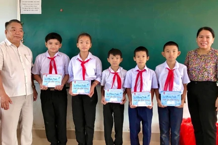 Đại diện Hội Hỗ trợ gia đình liệt sĩ trao quà cho học sinh khó khăn.