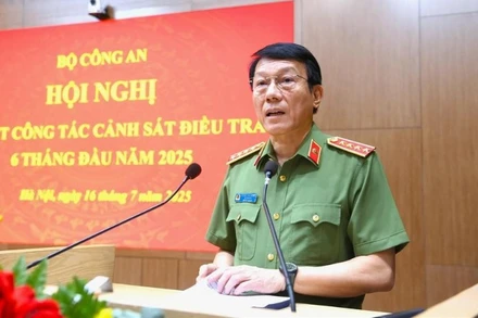 Thay mặt Đảng ủy Công an Trung ương, Bộ Công an, Bộ trưởng Lương Tam Quang biểu dương, chúc mừng các thành tích, chiến công mà lực lượng Cảnh sát điều tra đã đạt được trong thời gian qua. (Ảnh: Cổng TTĐT Bộ Công an)