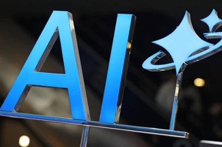 Một biển hiệu AI được nhìn thấy tại Đại hội Di động Thế giới 2025 ở Barcelona, ​​Tây Ban Nha, ngày 6/ 3/2025. (Ảnh: Xinhua)