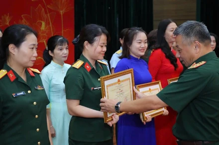 Thượng tướng Lê Quang Minh - Phó Chủ nhiệm Tổng cục Chính trị trao Bằng khen tặng các tập thể có thành tích xuất sắc trong công tác giáo dục mầm non năm học 2024-2025.