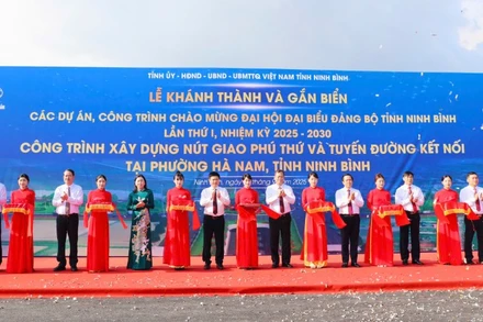 Các đồng chí lãnh đạo tỉnh Ninh Bình cắt băng khánh thành công trình xây dựng nút giao Phú Thứ và tuyến đường kết nối.