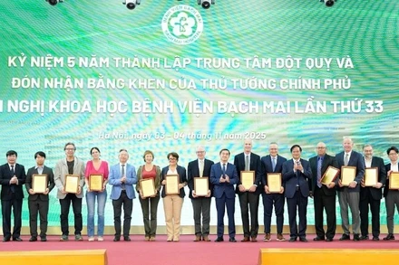Trao tặng giấy khen của Giám đốc Bệnh viện Bạch Mai cho chuyên gia quốc tế có nhiều đóng góp cho sự phát triển của bệnh viện trong thời gian qua.