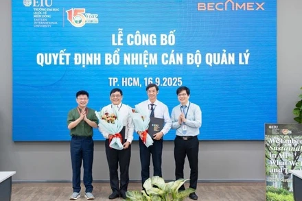 Chủ tịch Hội đồng EIU Nguyễn Tấn Lợi (ngoài cùng bên trái) và Hiệu trưởng EIU Ngô Minh Đức (ngoài cùng bên phải) trao quyết định cho Phó Giáo sư, Tiến sĩ Trần Tiến Khoa và Tiến sĩ Hồ Nhựt Quang.