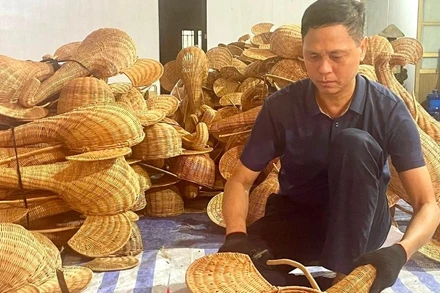 Nghệ nhân Nguyễn Văn Thịnh hoàn thiện sản phẩm trang trí hình đầu voi do chính mình sáng tạo.