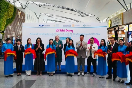 Các đại biểu cắt băng khai trương phòng nuôi con bằng sữa mẹ.