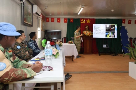 Bệnh viện dã chiến cấp 2 số 7 của Việt Nam tổ chức buổi huấn luyện chuyên môn y tế cho các đối tượng là sĩ quan gìn giữ hòa bình thuộc các cơ quan, phòng, ban của sở chỉ huy Phân khu Unity. (Ảnh: TIẾN PHÚC)