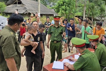 Người dân xã Thuận Hòa, tỉnh Tuyên Quang tự nguyện giao nộp vũ khí tự chế.