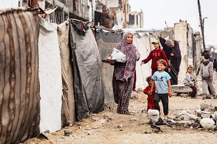 Người dân Palestine tại trại tị nạn phía tây thành phố Gaza. (Ảnh: TÂN HOA XÃ)