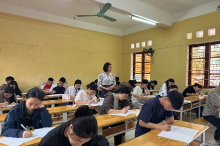 Học sinh lớp 12 Trường trung học phổ thông Lam Kinh (huyện Thọ Xuân, Thanh Hóa) trong giờ khảo sát kiểm tra chất lượng.