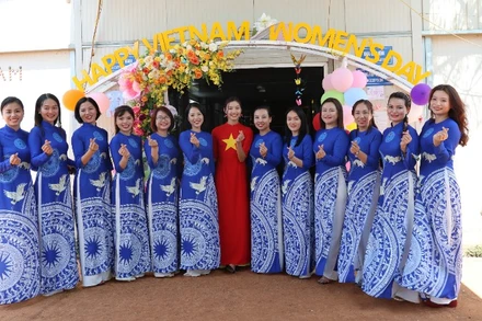 Các nữ quân nhân Bệnh viện dã chiến cấp 2 số 7 tại Phái bộ gìn giữ hòa bình Liên hợp quốc ở Nam Sudan trong tà áo dài truyền thống, chào mừng Ngày Phụ nữ Việt Nam 20/10. (Ảnh: TIẾN PHÚC)