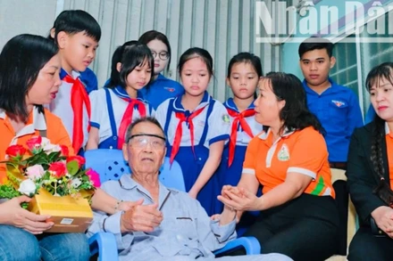 Ban Giám hiệu Trường tiểu học Phùng Ngọc Liêm (Cà Mau) đến thăm, tặng quà tri ân ông Ngô Văn Tây, thương binh hạng 3/4 tại phường Bạc Liêu.