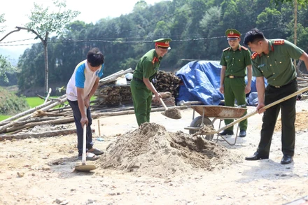 Công an Lào Cai xuống cơ sở, giúp người dân sửa chữa, dựng lại nhà mới sau bão Yagi tại khu tái định cư.