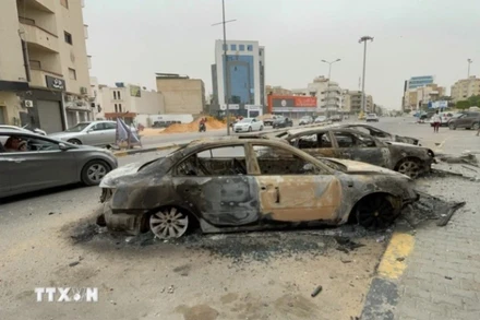 Các phương tiện bị phá hủy do giao tranh tại Tripoli, Libya ngày 14/5/2025. (Ảnh: THX/TTXVN)