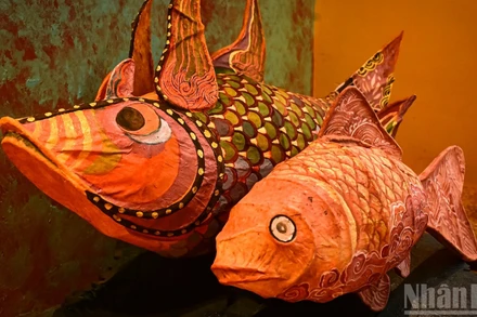 Đèn Trung thu Cá chép hóa rồng bằng giấy dó tại triển lãm nghệ thuật "Lãm".