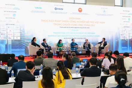 Một phiên tọa đàm chính tập trung vào giải pháp tham gia chuỗi cung ứng toàn cầu tại diễn đàn. 